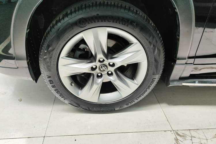 Used Toyota Highlander 2018 2.0T Four-Wheel Drive Luxury Edition 7 Seats China V Emission Standard Left Front Wheel Hub
