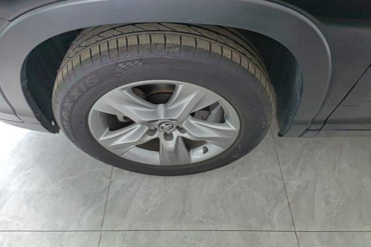 Used Toyota Highlander 2018 2.0T Four-Wheel Drive Prestige Version 7 Seats China VI Standard Left Front Wheel Hub