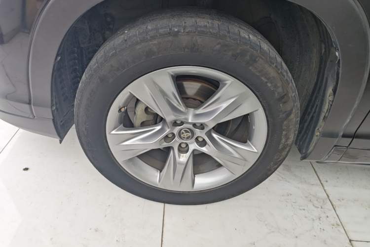 Used Toyota Highlander 2018 2.0T Four-Wheel Drive Luxury Version 7 Seats China VI Standard Left Front Wheel Hub