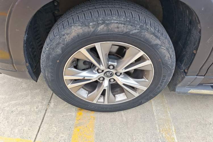 Used Toyota Highlander 2018 2.0T Two-Wheel Drive Elite Version 5 Seats China VI Standard Left Front Wheel Hub