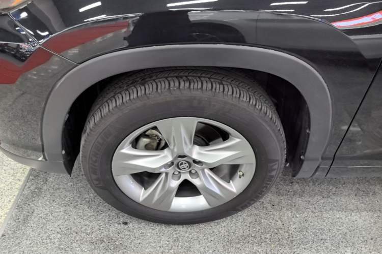 Used Toyota Highlander 2018 2.0T Four-Wheel Drive Prestige Version 7 Seats China VI Standard Left Front Wheel Hub
