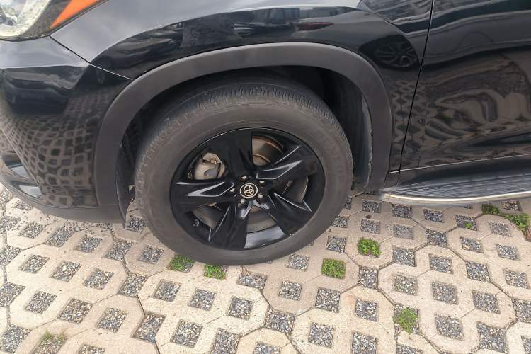 Used Toyota Highlander 2018 2.0T Four-Wheel Drive Luxury Version 7 Seats China VI Standard Left Front Wheel Hub