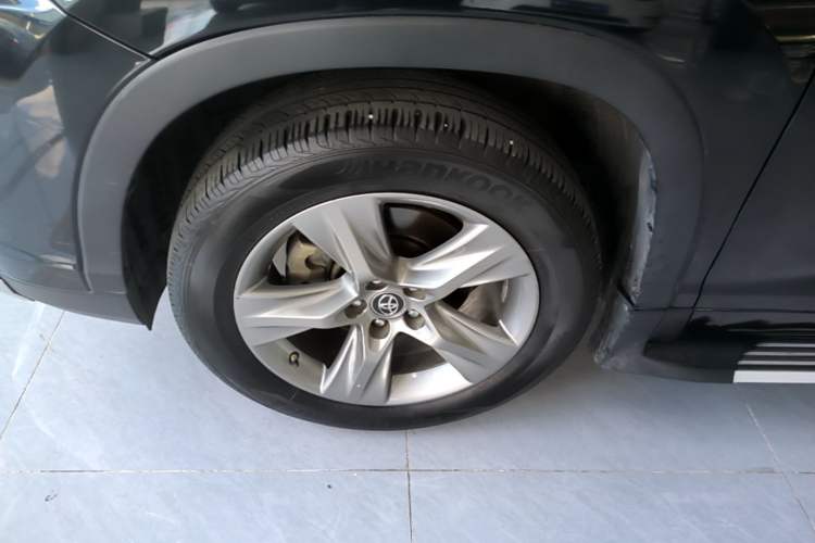 Used Toyota Highlander 2018 2.0T Four-Wheel Drive Luxury Version 7 Seats China VI Standard Left Front Wheel Hub