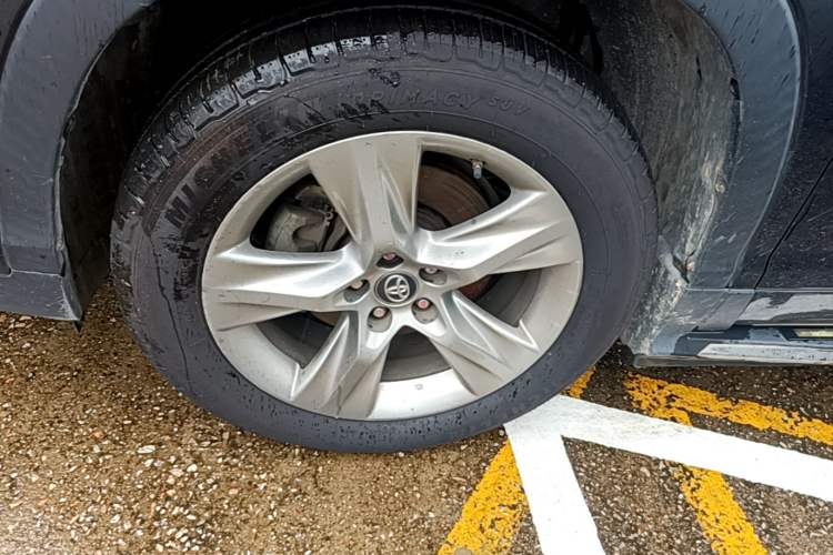 Used Toyota Highlander 2018 2.0T Four-Wheel Drive Luxury Version 7 Seats China VI Standard Left Front Wheel Hub