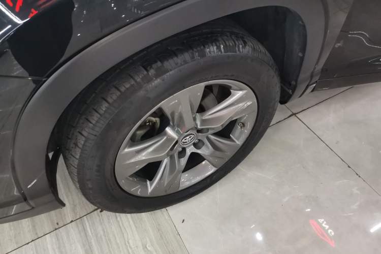 Used Toyota Highlander 2018 2.0T Four-Wheel Drive Luxury Edition 7 Seats China V Emission Standard Left Front Wheel Hub