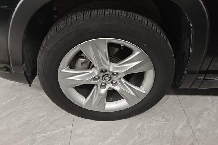 Used Toyota Highlander 2018 2.0T Four-Wheel Drive Prestige Version 7 Seats China VI Standard Left Front Wheel Hub