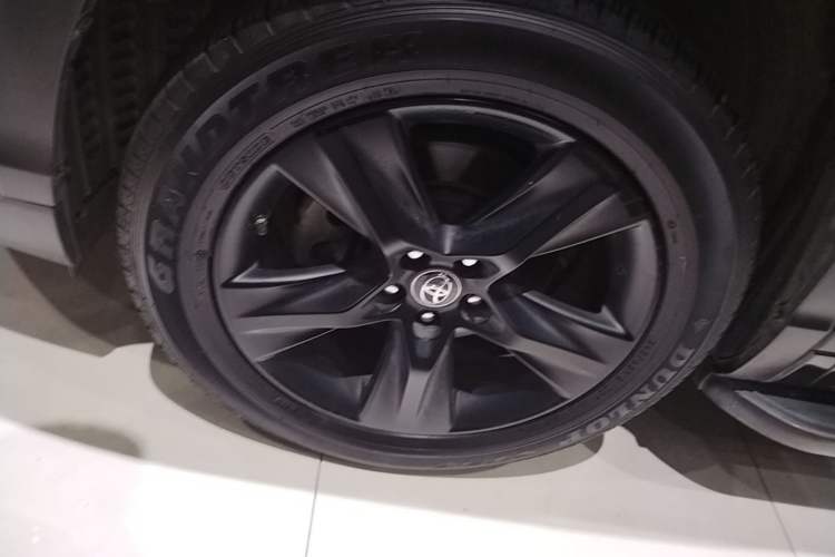 Used Toyota Highlander 2018 2.0T Four-Wheel Drive Knight Edition 7 Seats China VI Standard Left Front Wheel Hub