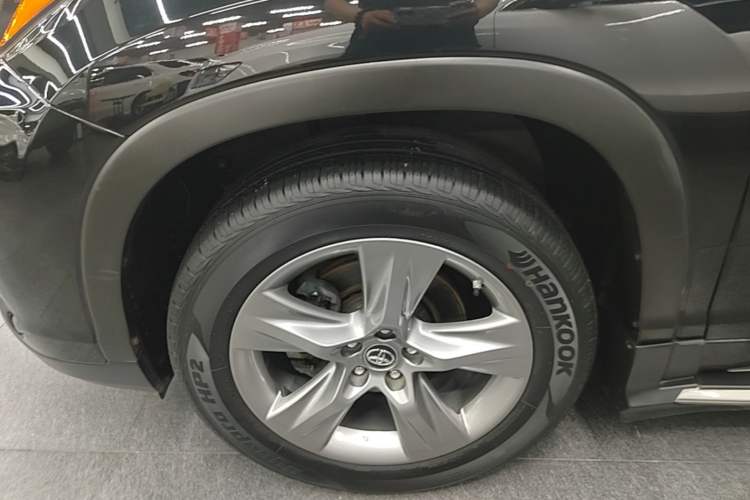 Used Toyota Highlander 2018 2.0T Four-Wheel Drive Luxury Edition 7 Seats China V Emission Standard Left Front Wheel Hub