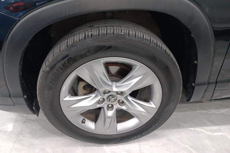 Used Toyota Highlander 2018 2.0T Four-Wheel Drive Luxury Version 7 Seats China VI Standard Left Front Wheel Hub