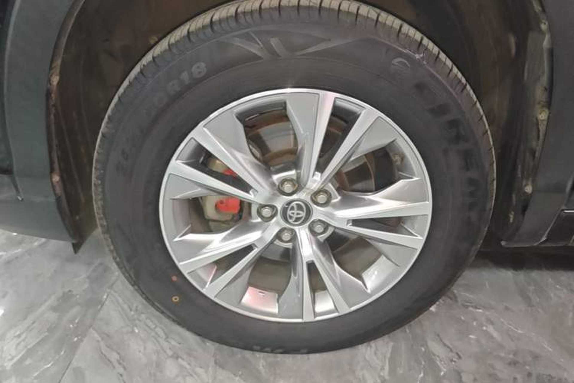 Used Toyota Highlander 2018 2.0T Two-Wheel Drive Elite Version 5 Seats China VI Standard Left Front Wheel Hub