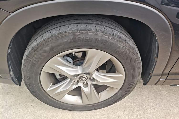 Used Toyota Highlander 2018 2.0T Four-Wheel Drive Luxury Edition 7 Seats China V Emission Standard Left Front Wheel Hub