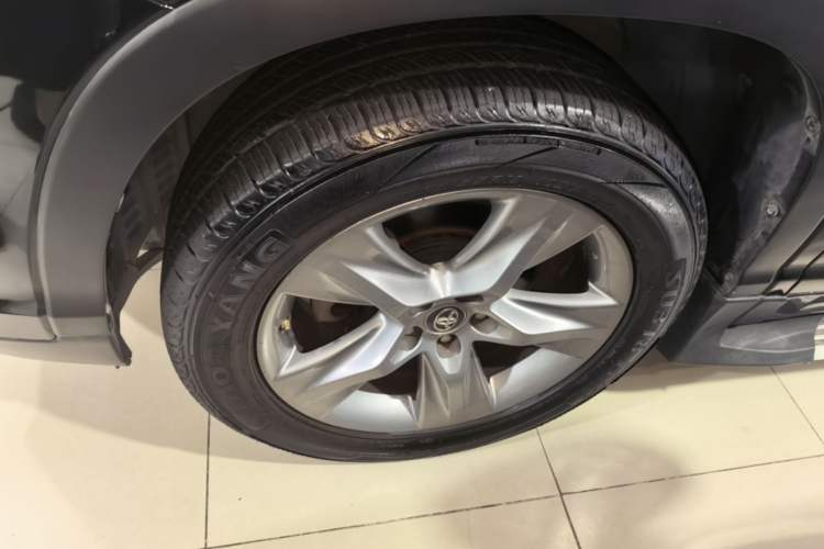 Used Toyota Highlander 2018 2.0T Two-Wheel-Drive Luxury Edition 7 Seats Emission Standard China V Left Front Wheel Hub