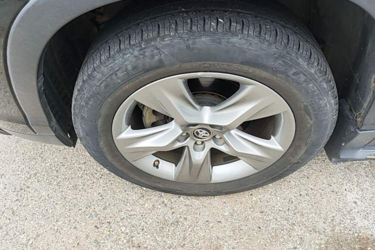 Used Toyota Highlander 2018 2.0T Two-Wheel Drive Luxury Edition 7 Seats China VI Standard Left Front Wheel Hub