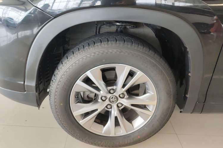 Used Toyota Highlander 2018 2.0T Two-Wheel Drive Elite Version 5 Seats China VI Standard Left Front Wheel Hub