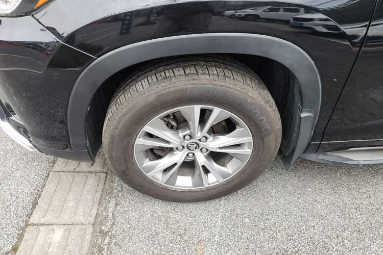 Used Toyota Highlander 2018 2.0T Four-Wheel Drive Elite Edition 7 Seats China VI Standard Left Front Wheel Hub
