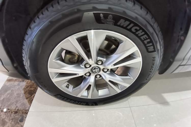 Used Toyota Highlander 2018 2.0T Two-Wheel Drive Elite Edition 7 Seats China VI Standard Left Front Wheel Hub