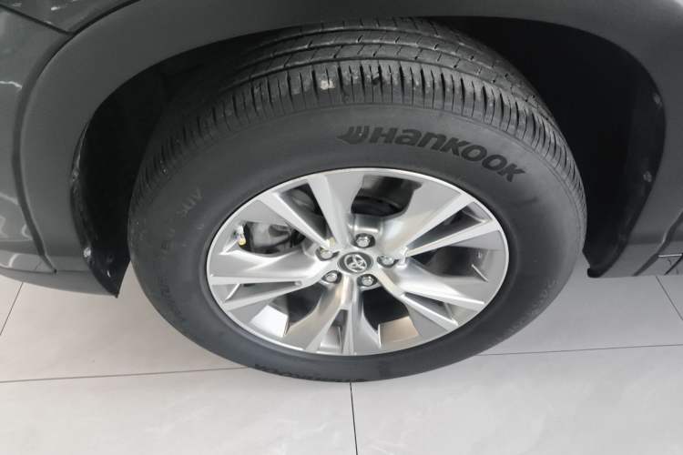 Used Toyota Highlander 2018 2.0T Four-Wheel Drive Elite Edition 7 Seats China VI Standard Left Front Wheel Hub