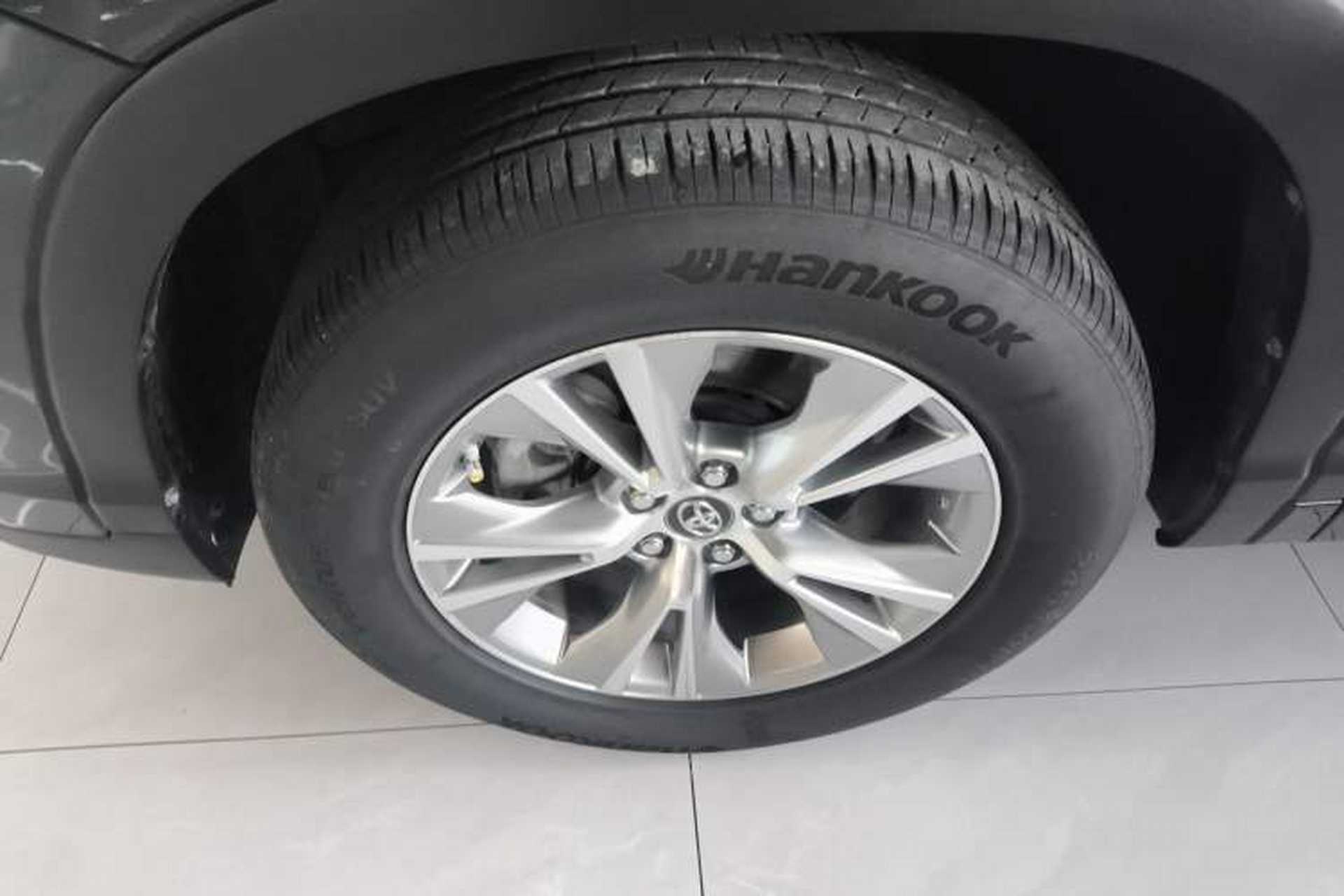 Used Toyota Highlander 2018 2.0T Four-Wheel Drive Elite Edition 7 Seats China VI Standard Left Front Wheel Hub