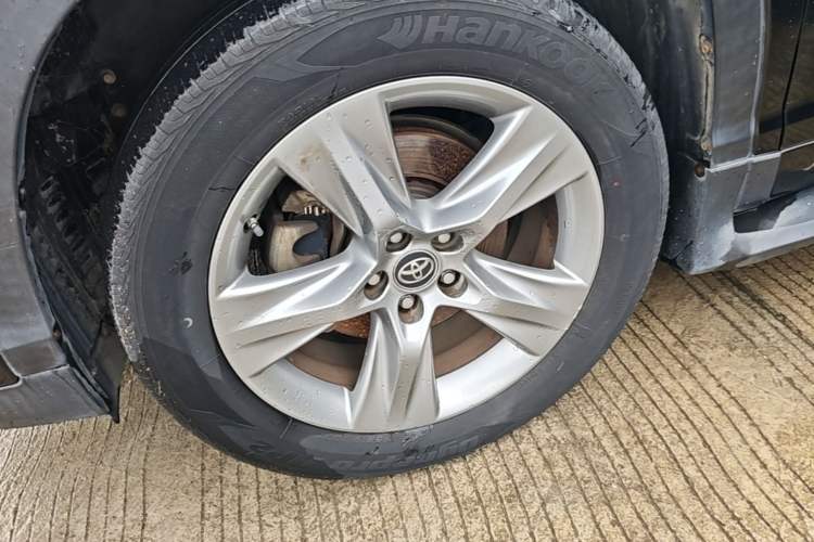 Used Toyota Highlander 2018 2.0T Four-Wheel Drive Luxury Edition 7 Seats China V Emission Standard Left Front Wheel Hub