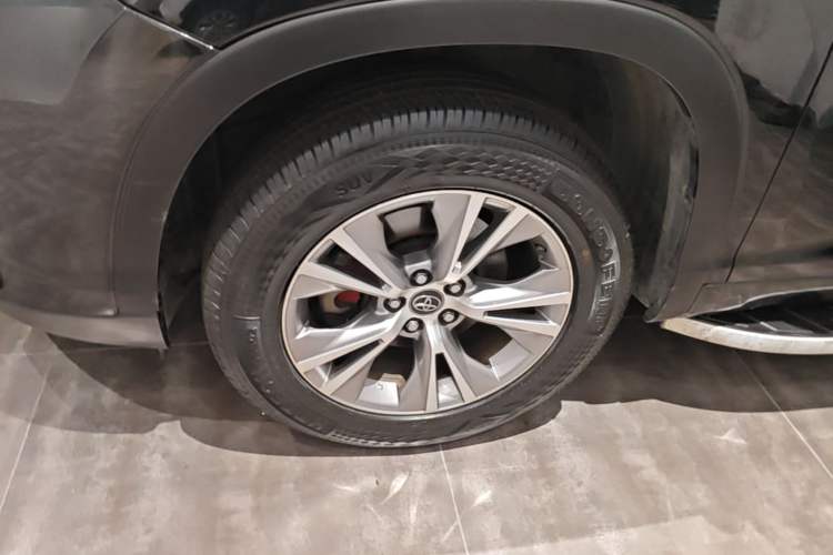 Used Toyota Highlander 2018 2.0T Two-Wheel Drive Elite Version 5 Seats China VI Standard Left Front Wheel Hub
