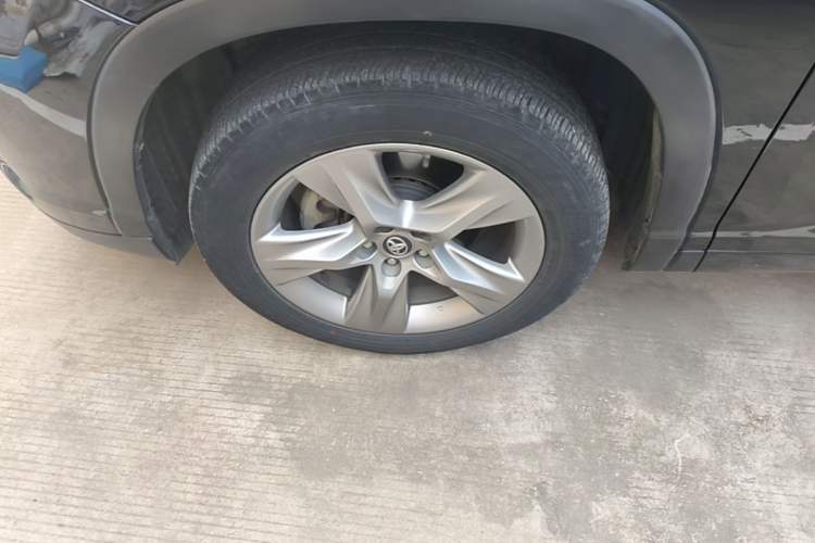 Used Toyota Highlander 2018 2.0T Four-Wheel Drive Luxury Version 7 Seats China VI Standard Left Front Wheel Hub