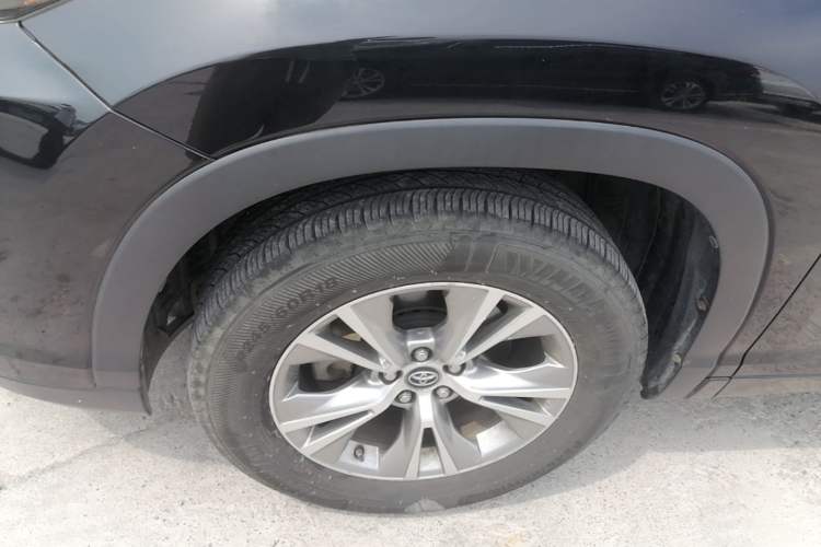Used Toyota Highlander 2018 2.0T Four-Wheel Drive Elite Edition 7 Seats China VI Standard Left Front Wheel Hub
