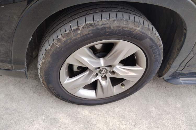 Used Toyota Highlander 2018 2.0T Four-Wheel Drive Prestige Version 7 Seats China VI Standard Left Front Wheel Hub