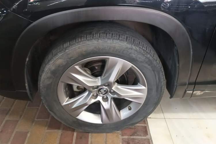 Used Toyota Highlander 2018 2.0T Four-Wheel Drive Luxury Version 7 Seats China VI Standard Left Front Wheel Hub