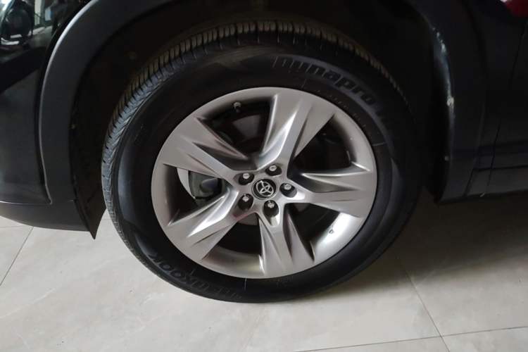 Used Toyota Highlander 2018 2.0T Four-Wheel Drive Prestige Version 7 Seats China VI Standard Left Front Wheel Hub