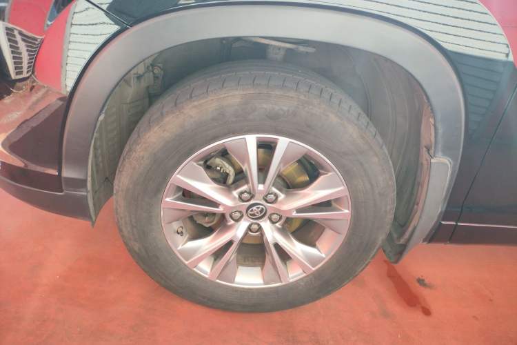 Used Toyota Highlander 2018 2.0T Two-Wheel Drive Elite Version 5 Seats China VI Standard Left Front Wheel Hub