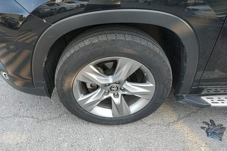 Used Toyota Highlander 2018 2.0T Four-Wheel Drive Prestige Version 7 Seats China VI Standard Left Front Wheel Hub