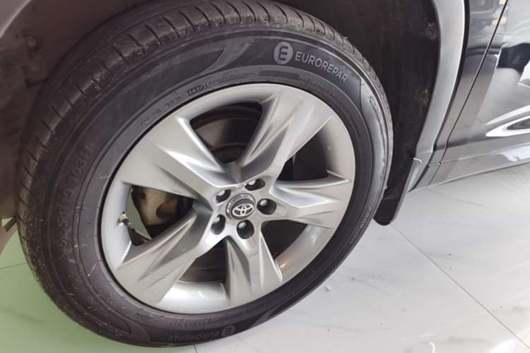 Used Toyota Highlander 2018 2.0T Four-Wheel Drive Luxury Version 7 Seats China VI Standard Left Front Wheel Hub