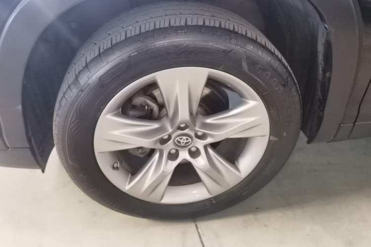 Used Toyota Highlander 2018 2.0T Four-Wheel Drive Luxury Version 7 Seats China VI Standard Left Front Wheel Hub