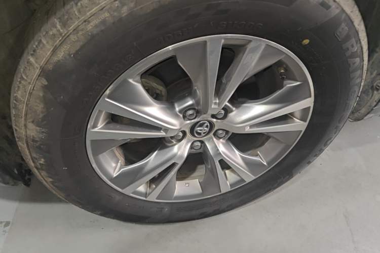 Used Toyota Highlander 2018 2.0T Four-Wheel Drive Elite Edition 7 Seats China VI Standard Left Front Wheel Hub