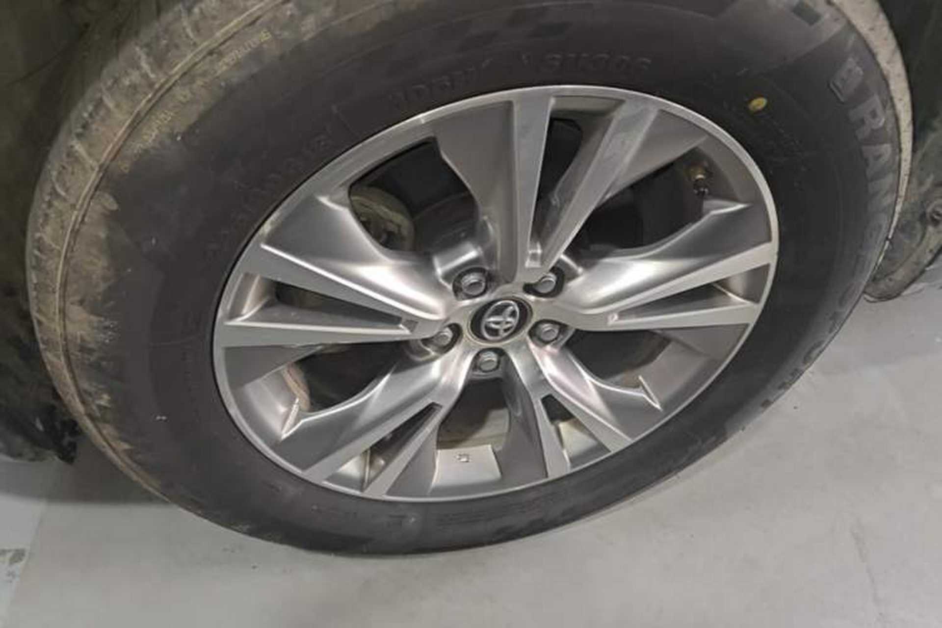 Used Toyota Highlander 2018 2.0T Four-Wheel Drive Elite Edition 7 Seats China VI Standard Left Front Wheel Hub