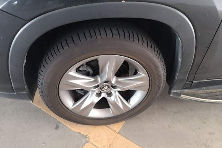 Used Toyota Highlander 2018 2.0T Four-Wheel Drive Luxury Version 7 Seats China VI Standard Left Front Wheel Hub