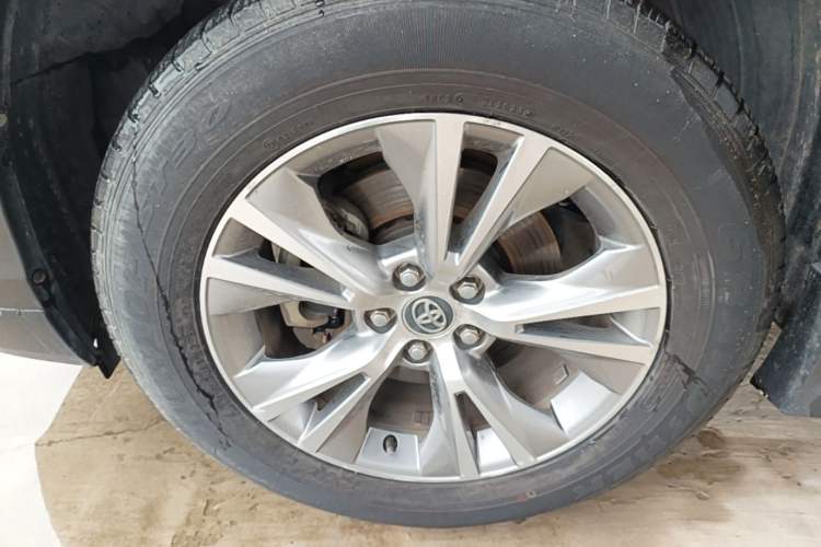 Used Toyota Highlander 2018 2.0T Two-Wheel Drive Elite Edition 7 Seats Emission Standard China V Left Front Wheel Hub