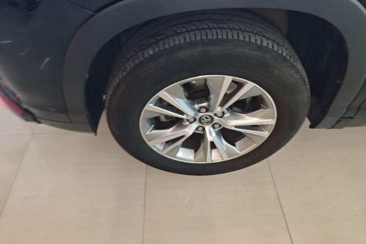 Used Toyota Highlander 2018 2.0T Four-Wheel Drive Elite Edition 7 Seats China VI Standard Left Front Wheel Hub