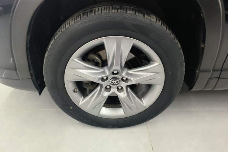 Used Toyota Highlander 2018 2.0T Four-Wheel Drive Luxury Edition 7 Seats China V Emission Standard Left Front Wheel Hub