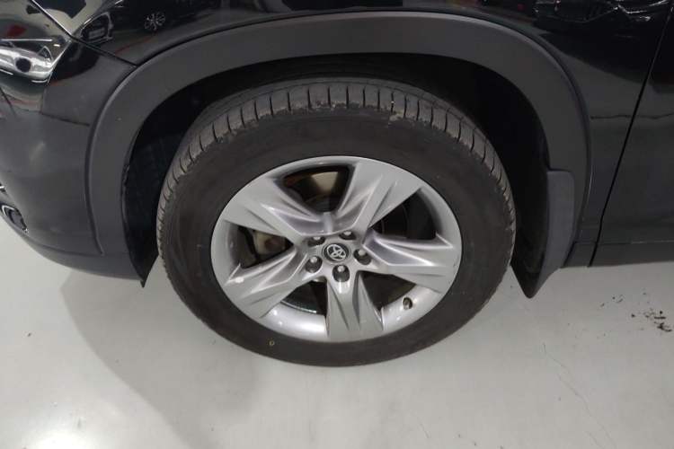 Used Toyota Highlander 2018 2.0T Four-Wheel Drive Luxury Version 7 Seats China VI Standard Left Front Wheel Hub