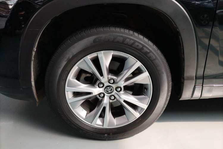 Used Toyota Highlander 2018 2.0T Two-Wheel Drive Elite Edition 7 Seats Emission Standard China V Left Front Wheel Hub