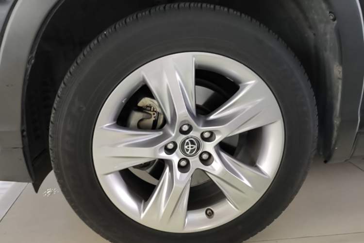 Used Toyota Highlander 2018 2.0T Four-Wheel Drive Luxury Version 7 Seats China VI Standard Left Front Wheel Hub
