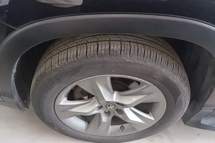Used Toyota Highlander 2018 2.0T Four-Wheel Drive Prestige Version 7 Seats China V Emission Standard Left Front Wheel Hub