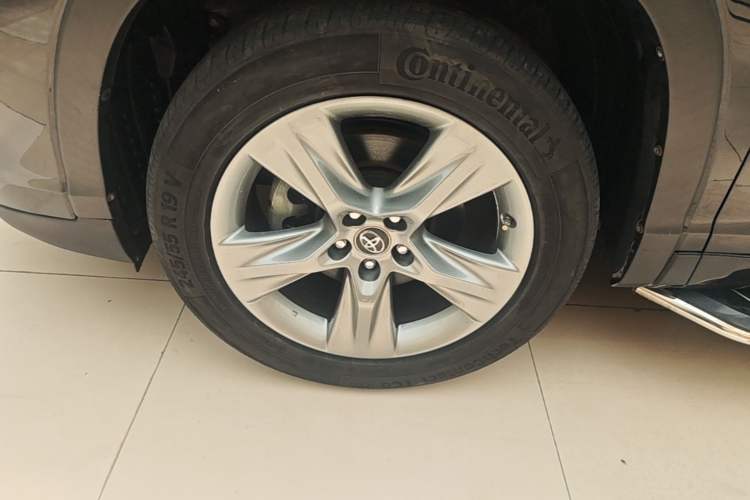 Used Toyota Highlander 2018 2.0T Four-Wheel Drive Luxury Edition 7 Seats China V Emission Standard Left Front Wheel Hub