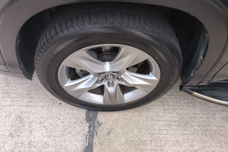 Used Toyota Highlander 2018 2.0T Four-Wheel Drive Luxury Version 7 Seats China VI Standard Left Front Wheel Hub