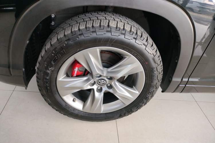 Used Toyota Highlander 2018 2.0T Four-Wheel Drive Prestige Version 7 Seats China VI Standard Left Front Wheel Hub
