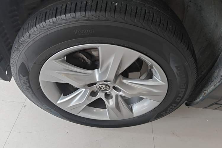 Used Toyota Highlander 2018 2.0T Four-Wheel Drive Prestige Version 7 Seats China VI Standard Left Front Wheel Hub