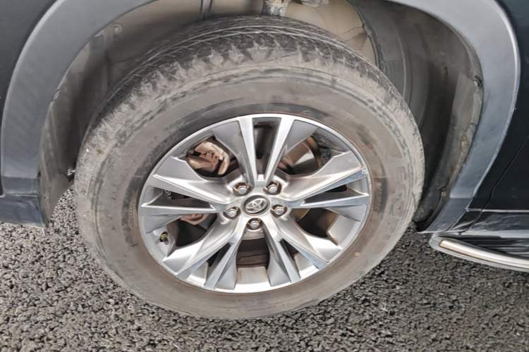 Used Toyota Highlander 2018 2.0T Two-Wheel Drive Elite Version 5 Seats China VI Standard Left Front Wheel Hub