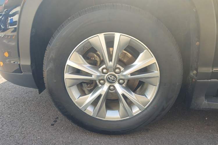 Used Toyota Highlander 2018 2.0T Four-Wheel Drive Elite Edition 7 Seats China VI Standard Left Front Wheel Hub