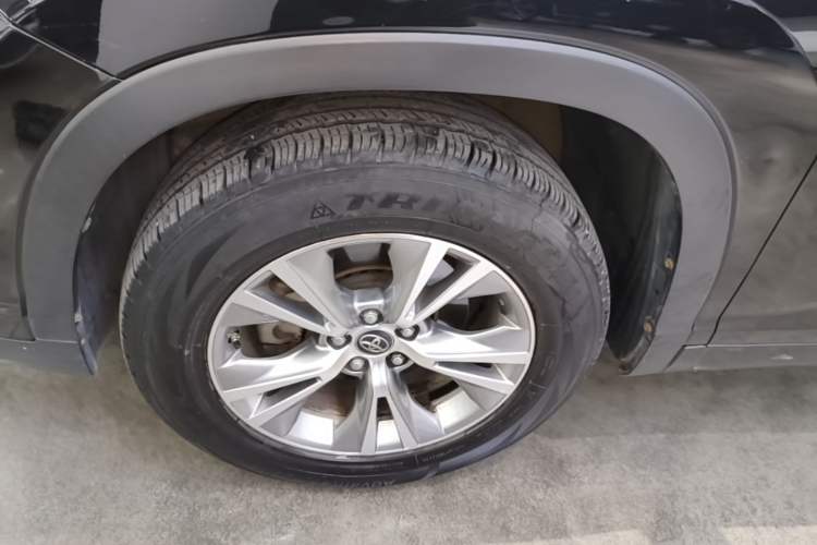 Used Toyota Highlander 2018 2.0T Four-Wheel Drive Elite Edition 7 Seats China VI Standard Left Front Wheel Hub